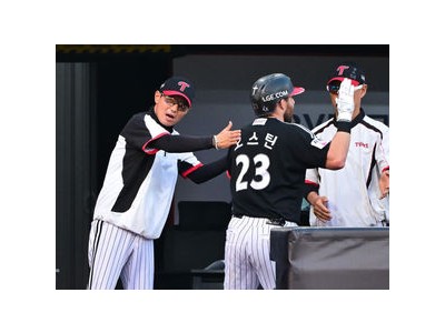 LG 홈런 폭풍에 염경엽 감독 기쁨